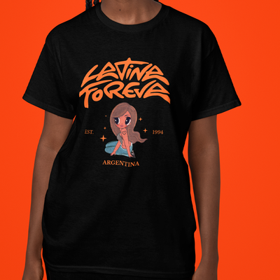 Camiseta Básica Unissex Karol G Latina Foreva Est 1994