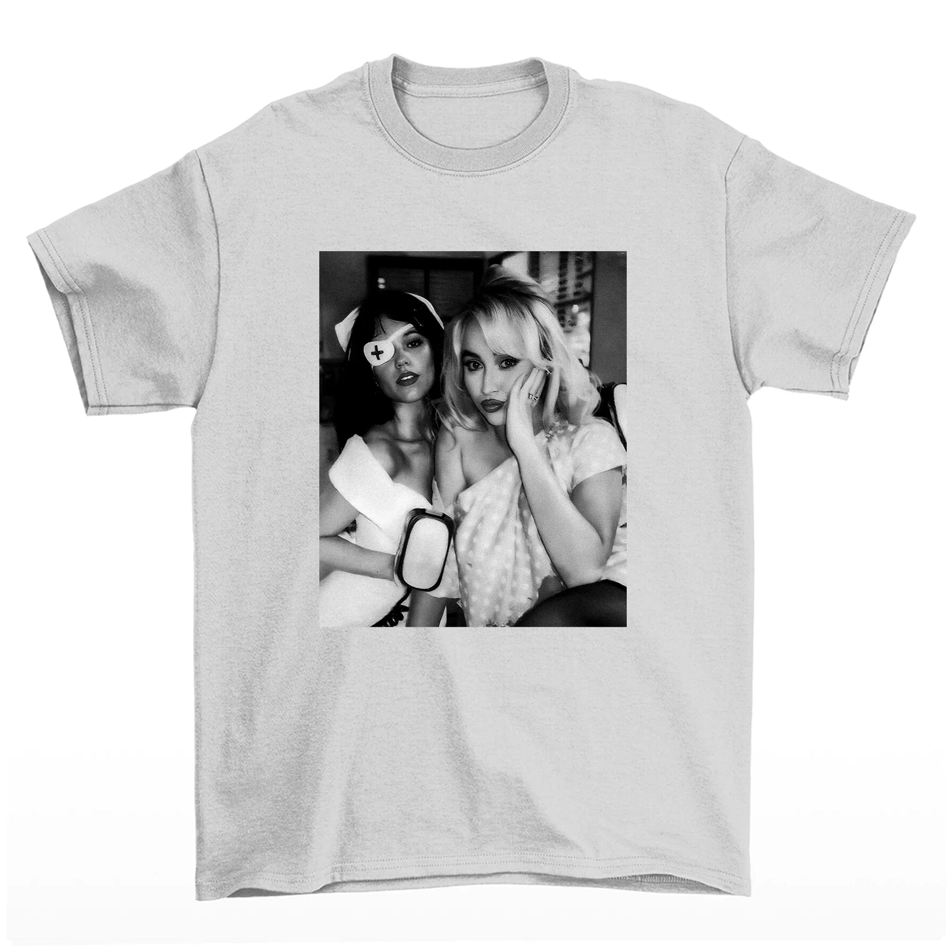 Camiseta Básica Sabrina Carpenter Halloween Customer Cinza