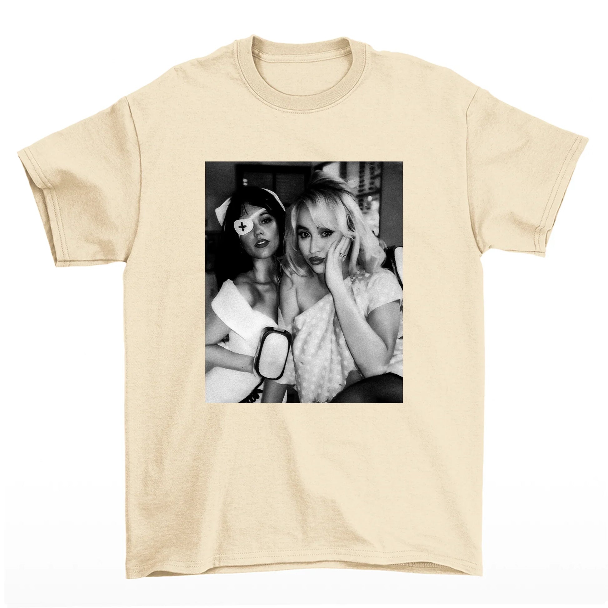 Camiseta Básica Sabrina Carpenter Halloween Customer Pérola