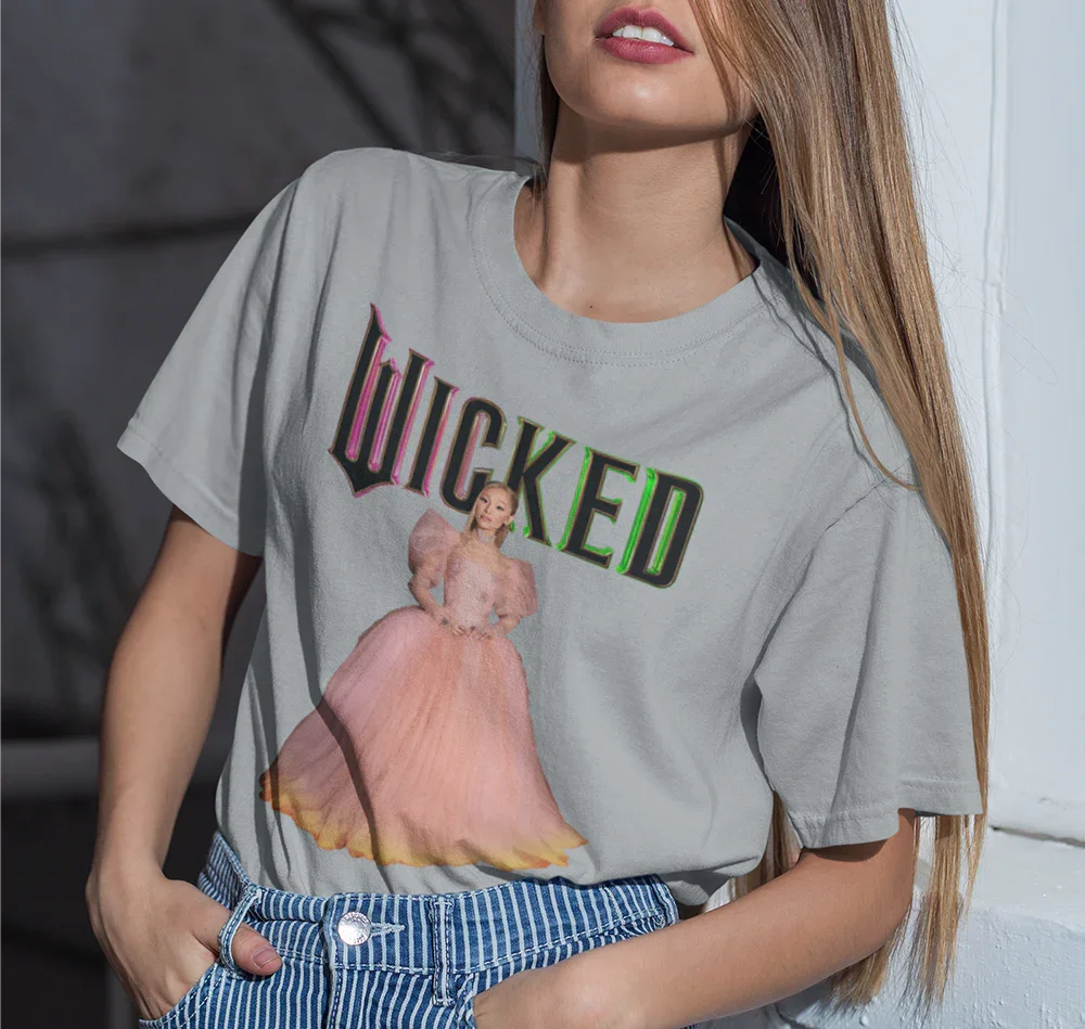 Camiseta Básica Ariana Grande Wicked- cinza