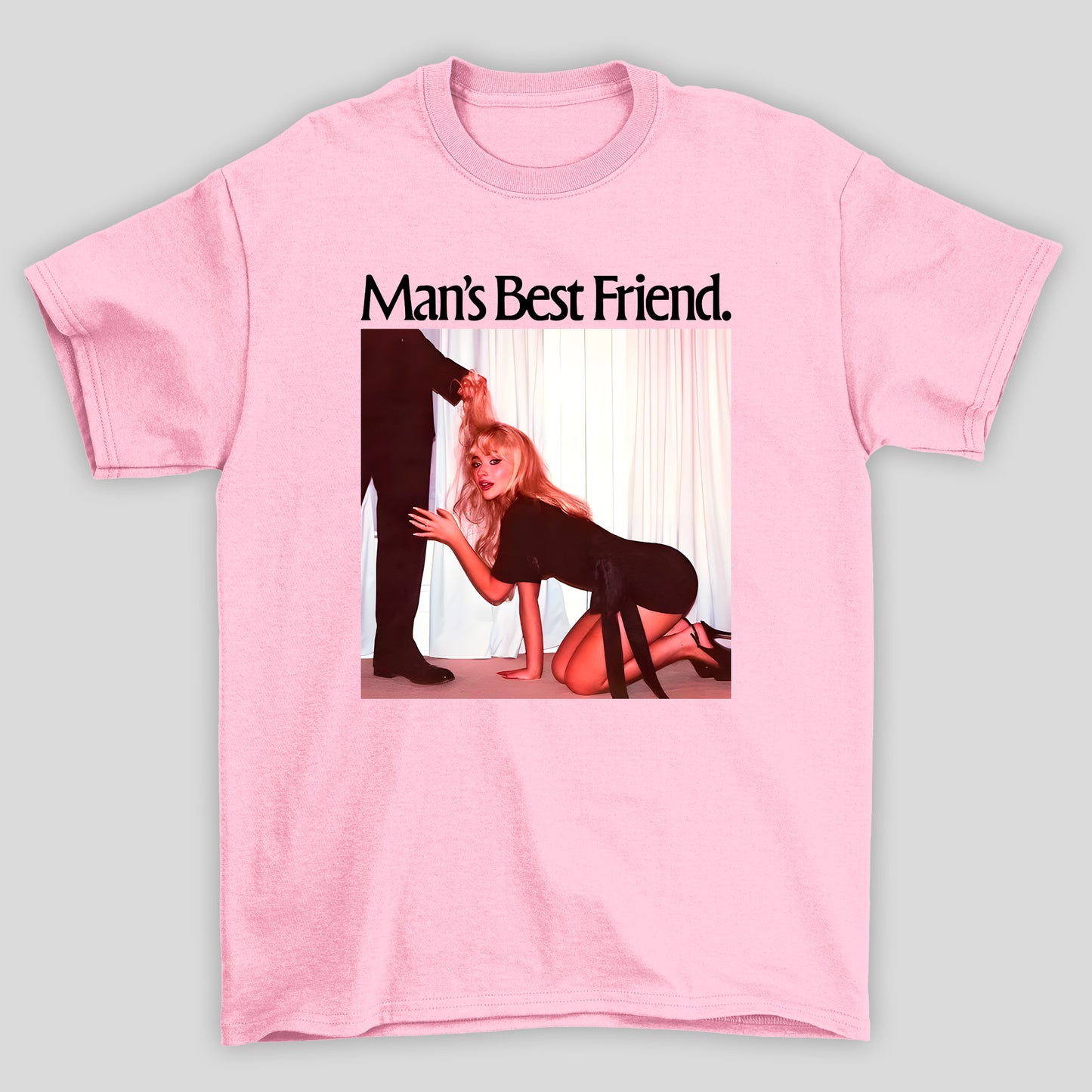 Camiseta Básica Sabrina Carpenter Man's Best Friend