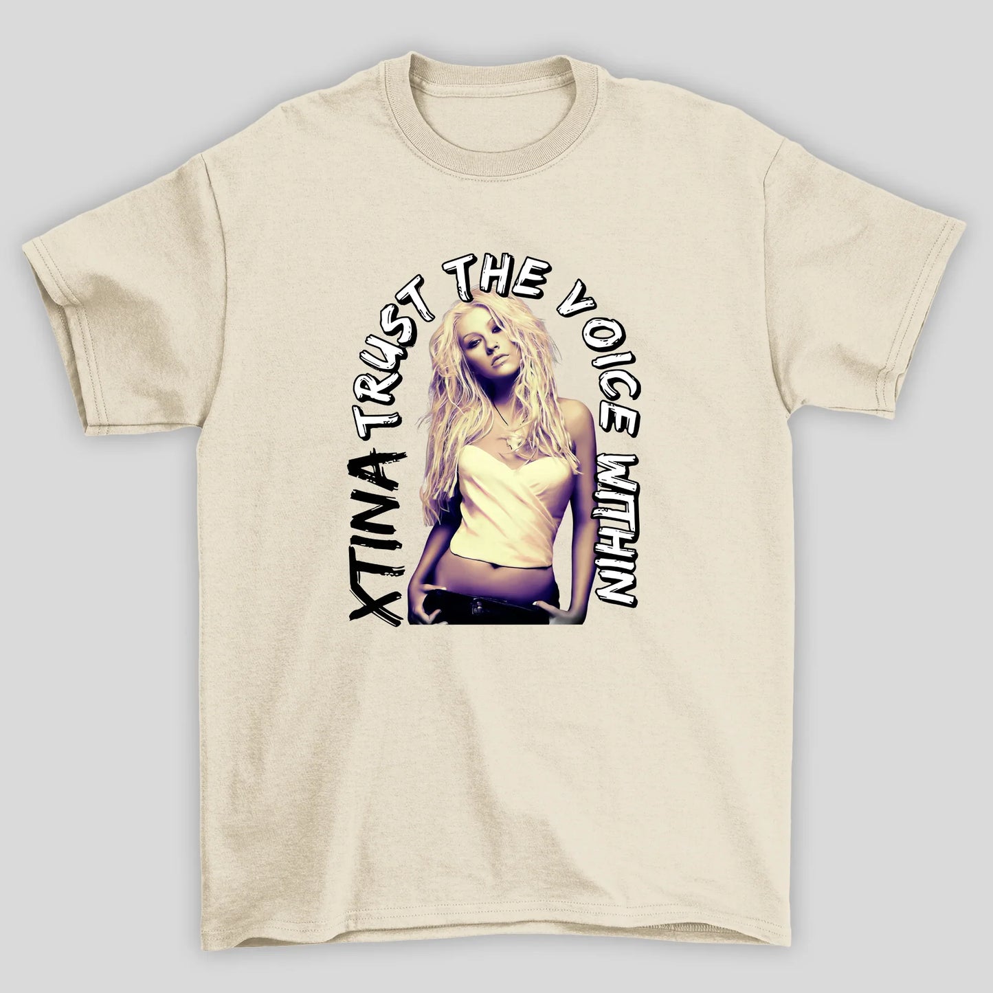 Camiseta Básica Christina Aguilera Trust Pérola