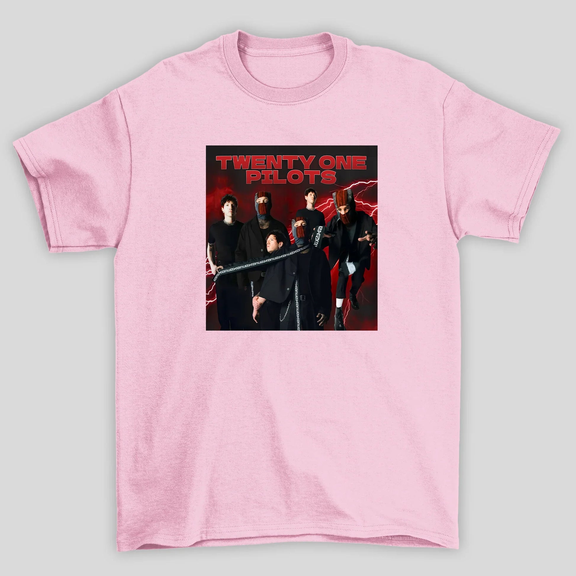 Camiseta Básica Twenty One Pilots Group- rosa bebe