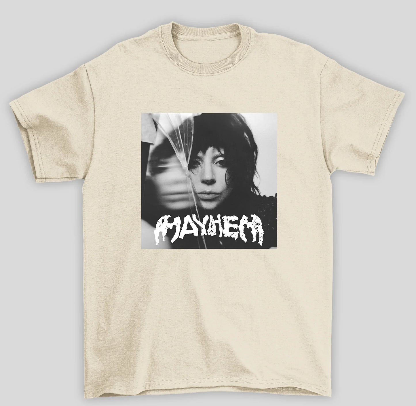 Camiseta Básica Lady Gaga Mayhem Album Cover- pérola