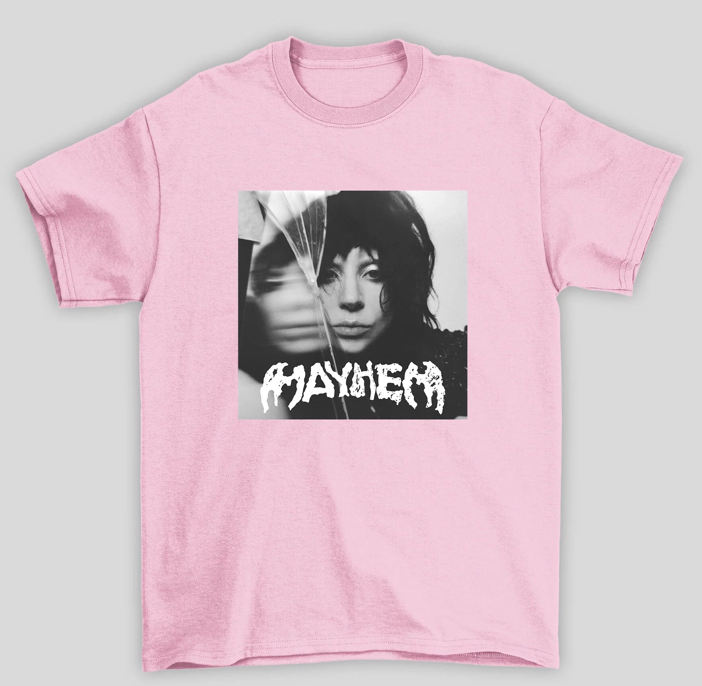 Camiseta Básica Lady Gaga Mayhem Album Cover- rosa bebe