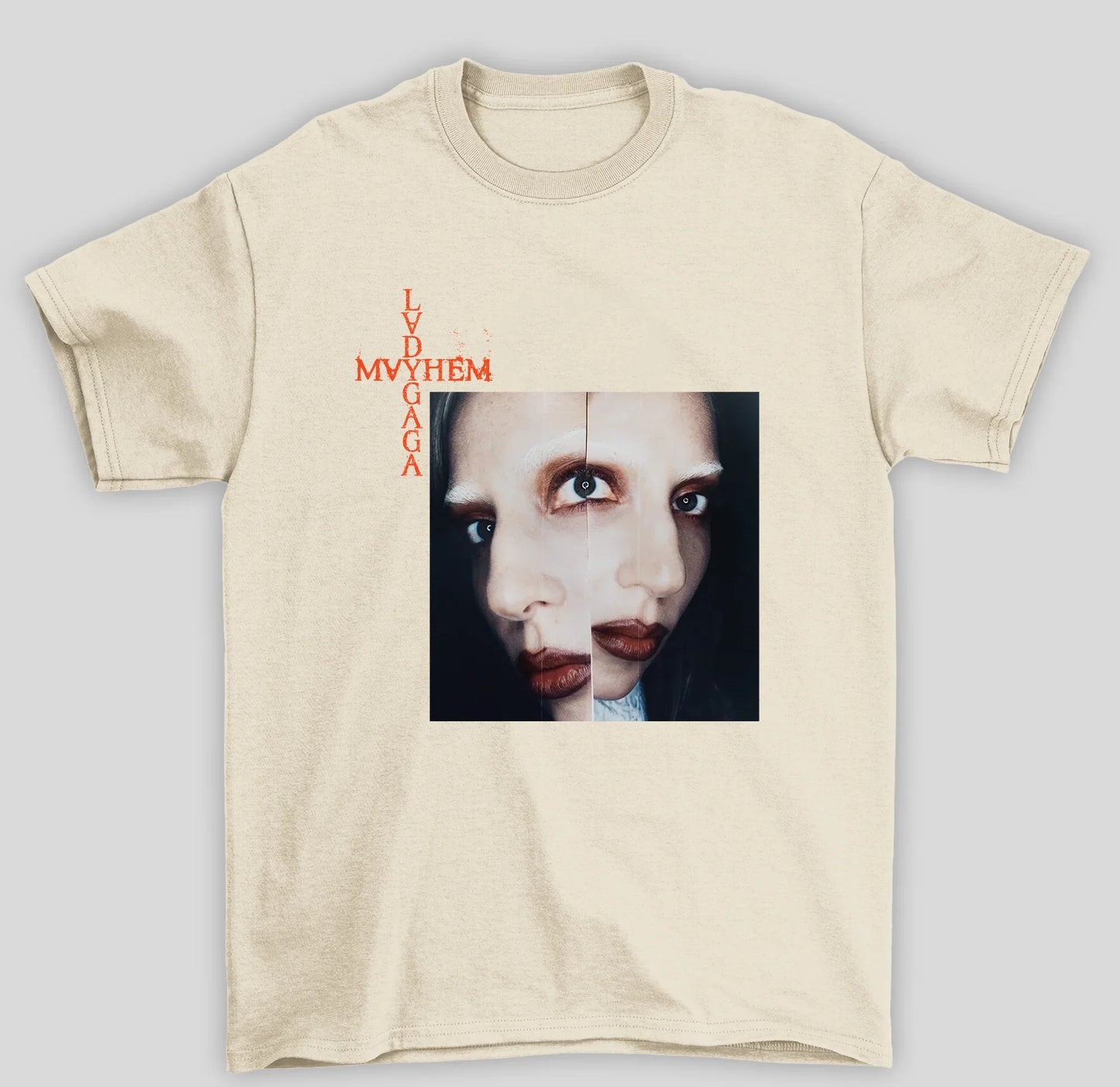 Camiseta Básica Lady Gaga Mayhem Cross- pérola