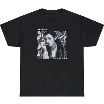 Camiseta Básica NewJeans Minji P&B - preto