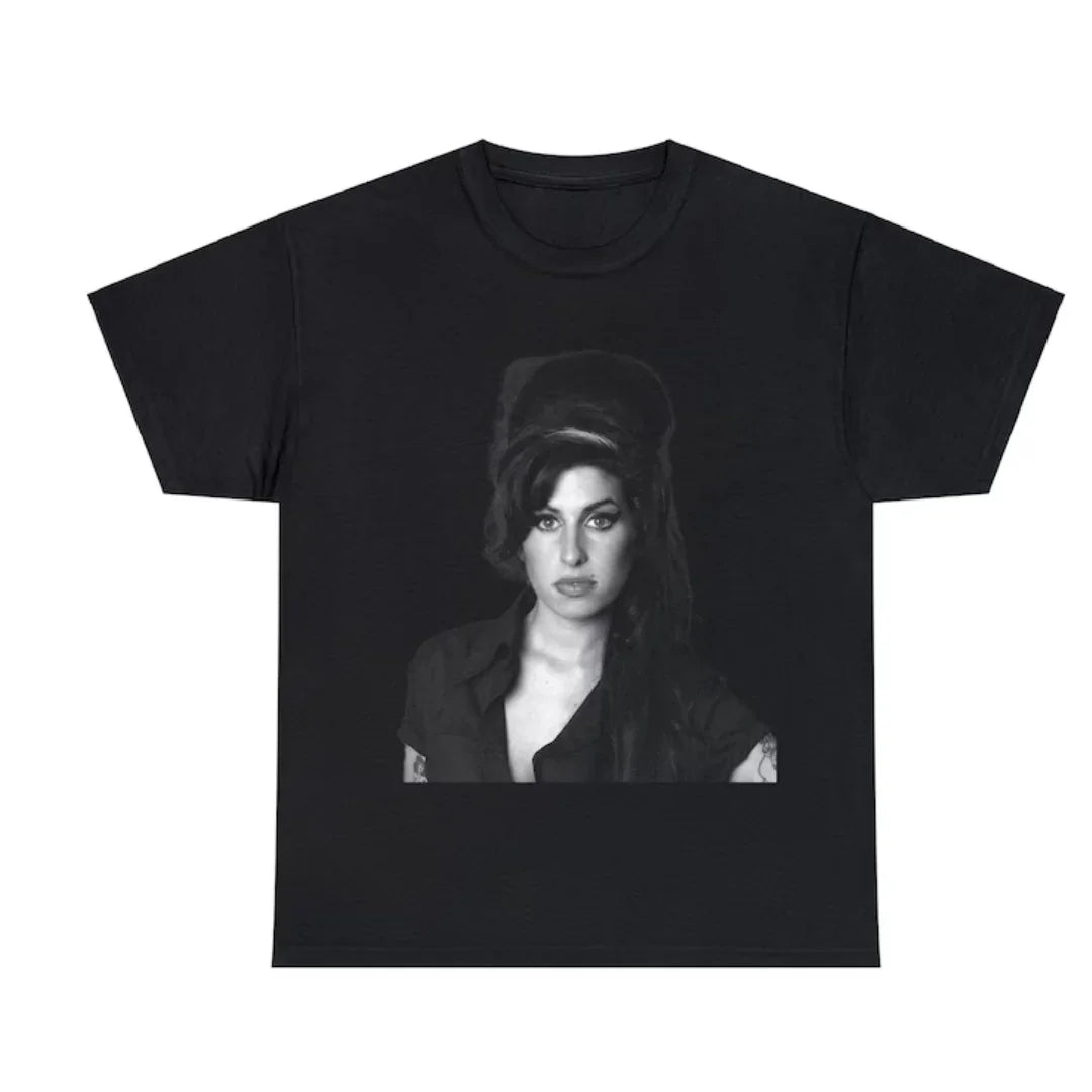Camiseta Básica com estampa Amy Winehouse B&W - Preto