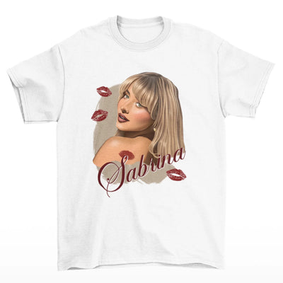 Camiseta Básica Sabrina Carpenter Illustrated-BRANCO