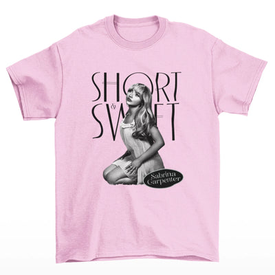 Camiseta Básica Sabrina Carpenter P&B Vintage-ROSA BEBE