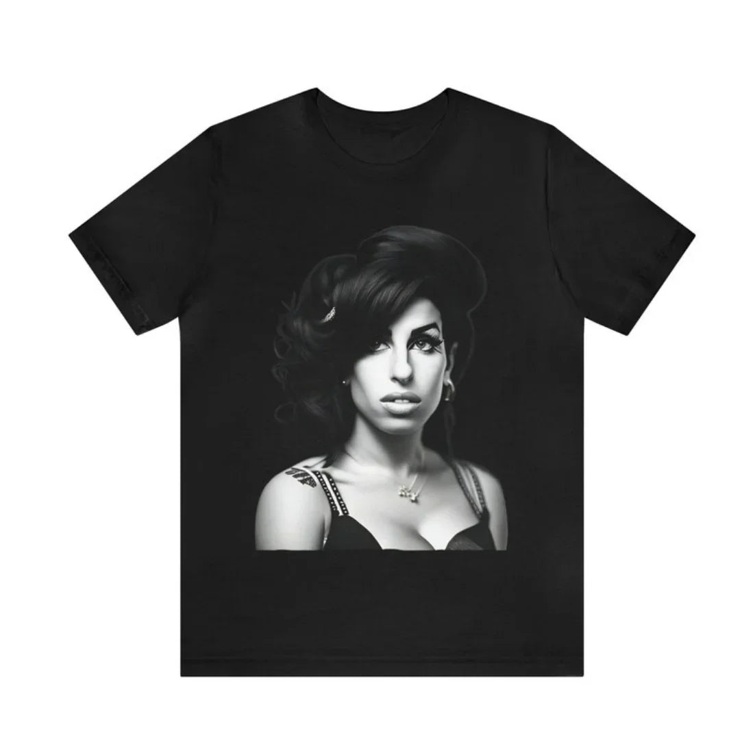 Camiseta Básica cm estampa Amy Winehouse - Preto