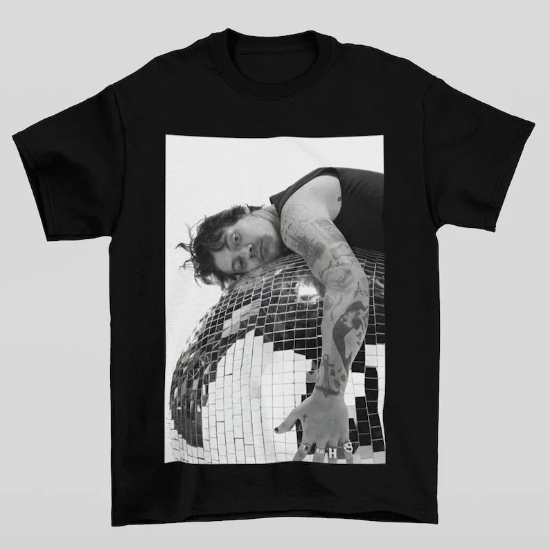 Camiseta Básica Harry Styles Photoshoot - Preto