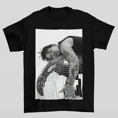 Camiseta Básica Harry Styles Photoshoot - Preto