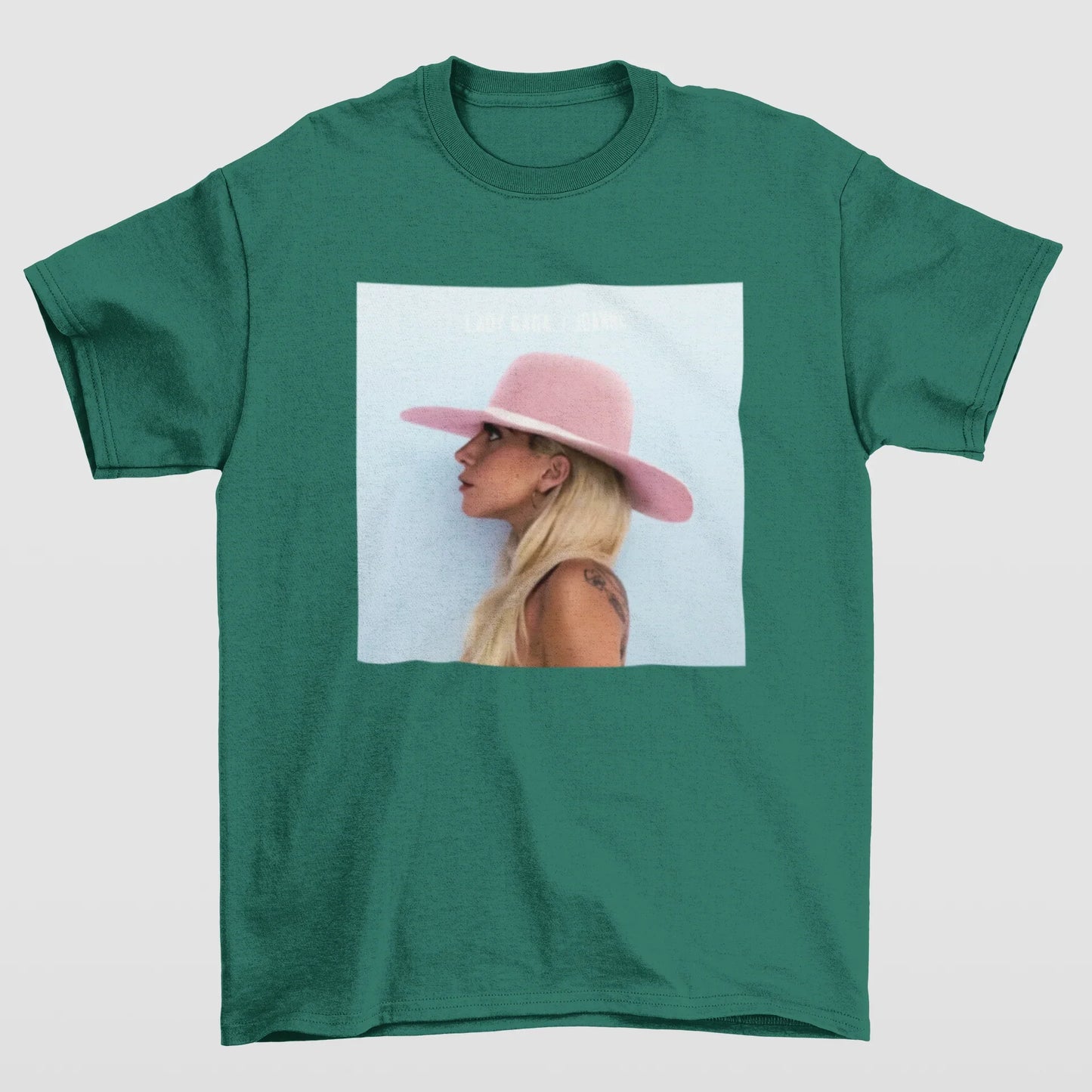 Camiseta Básica Lady Gaga Pink Hat