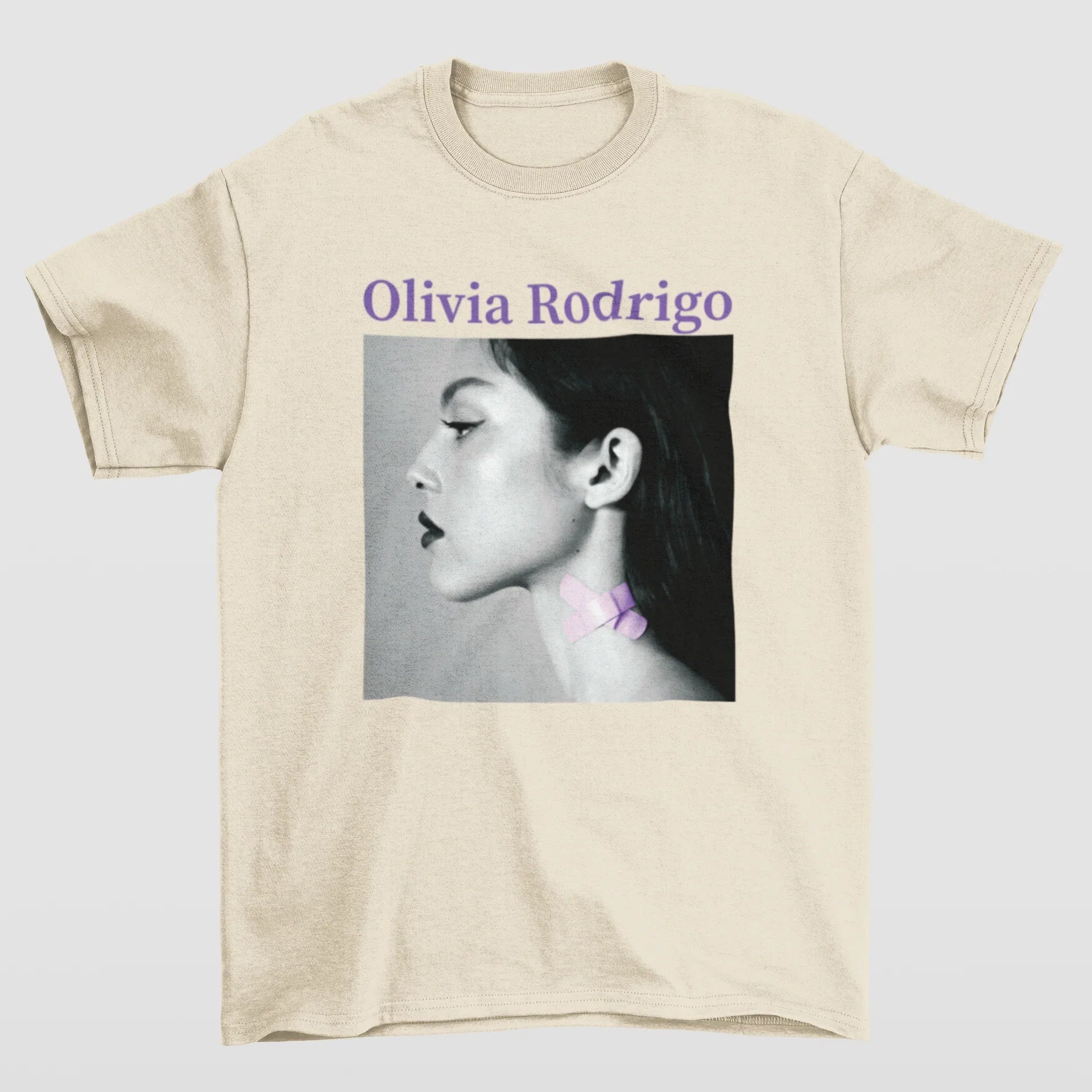 Camiseta Básica Face Olivia Rodrigo- pérola