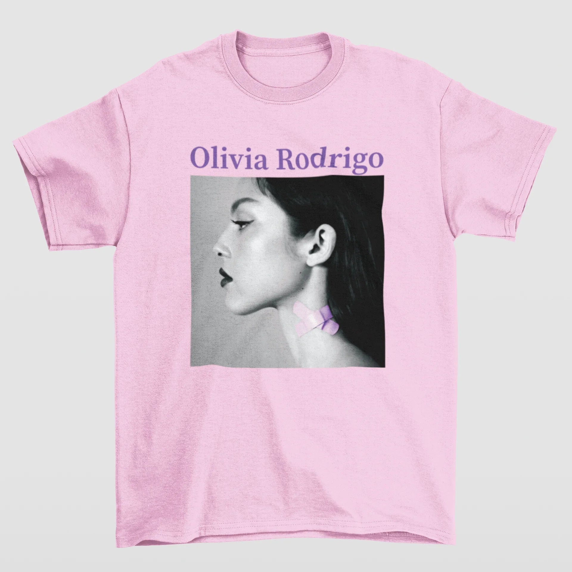 Camiseta Básica Face Olivia Rodrigo- rosa bebe