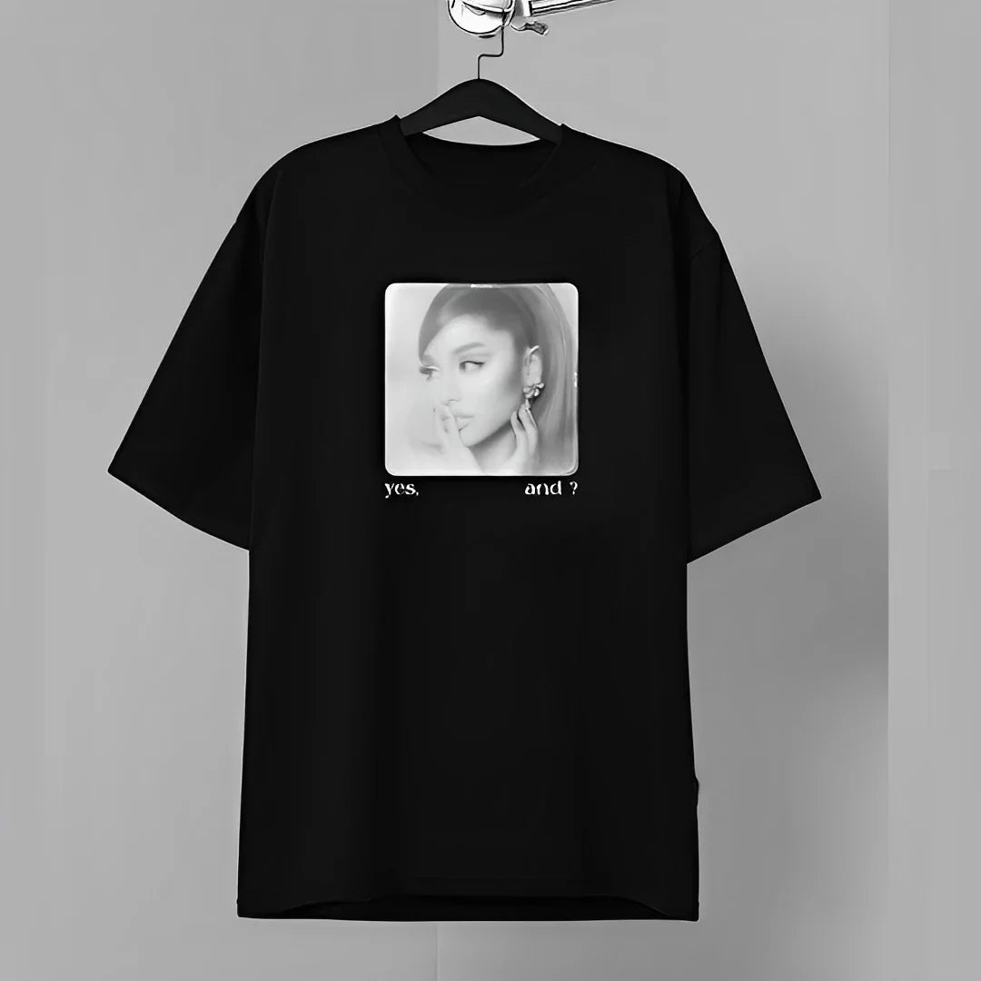 Camiseta Básica Ariana Grande New Music B&W - Preto