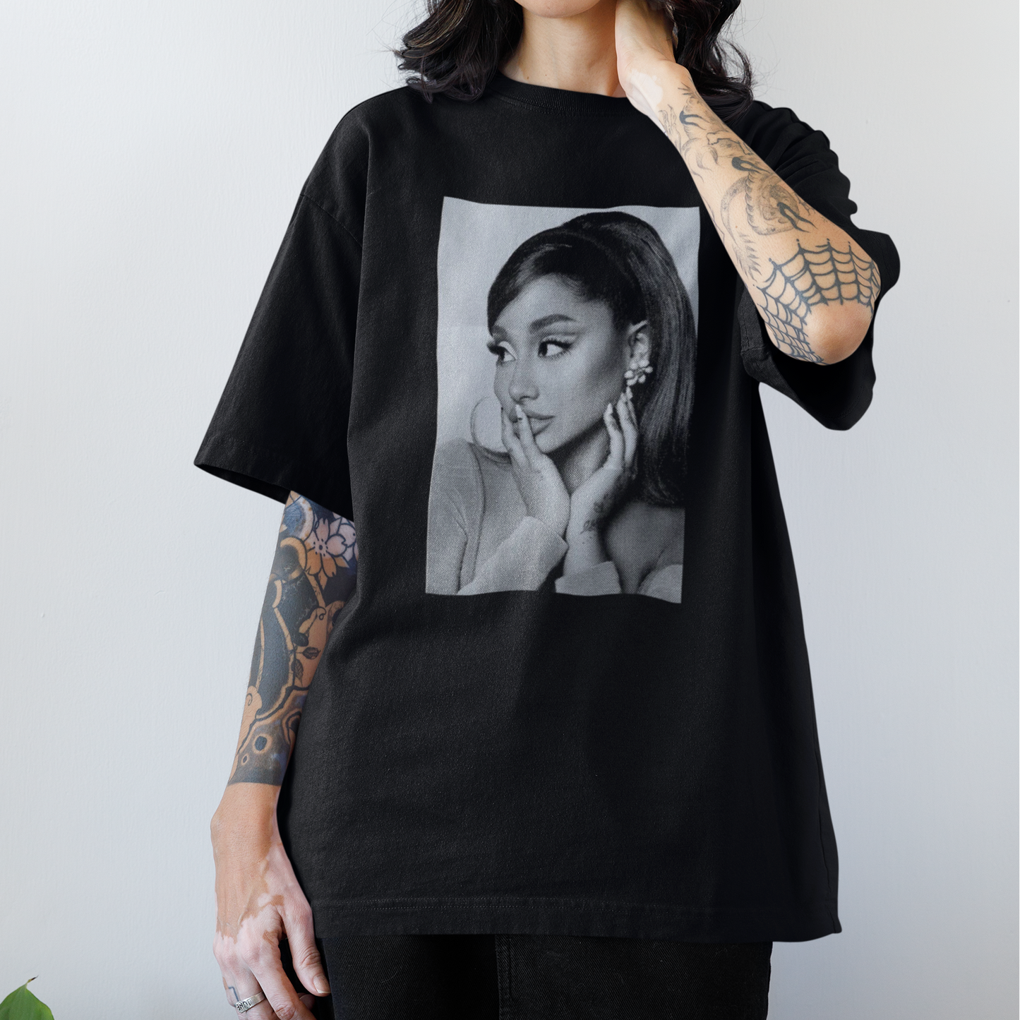Camiseta Básica Ariana Grande P&B