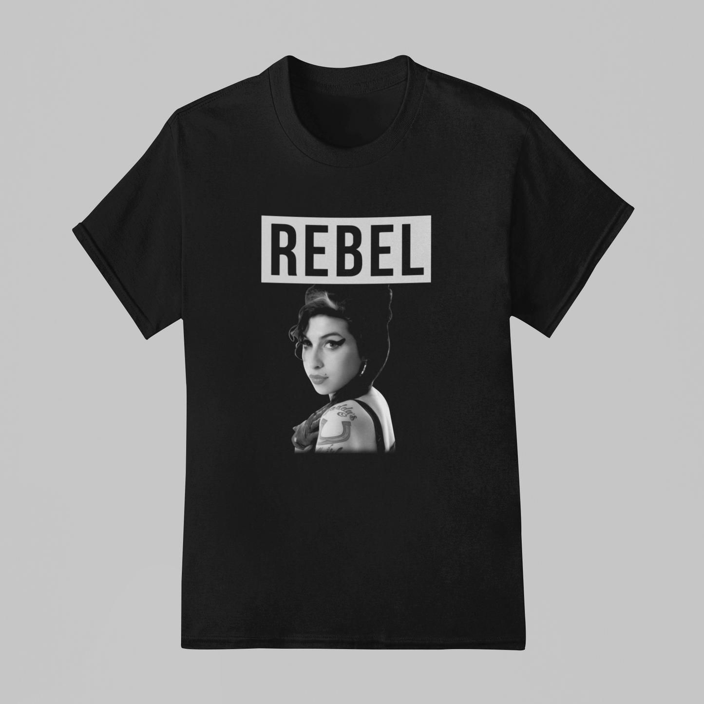 Camiseta Básica Amy Winehouse Rebel