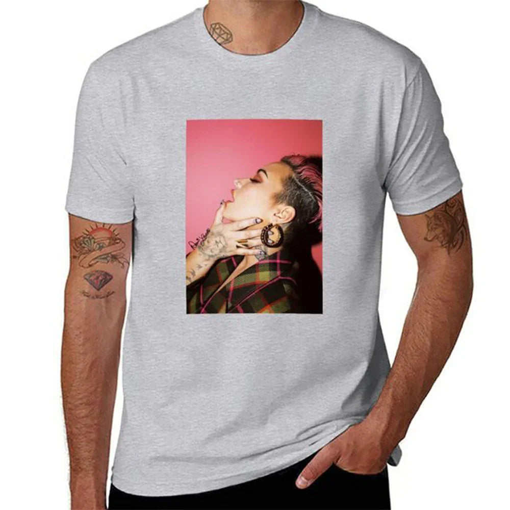 Camiseta Básica Demi Lovato Singer Cinza