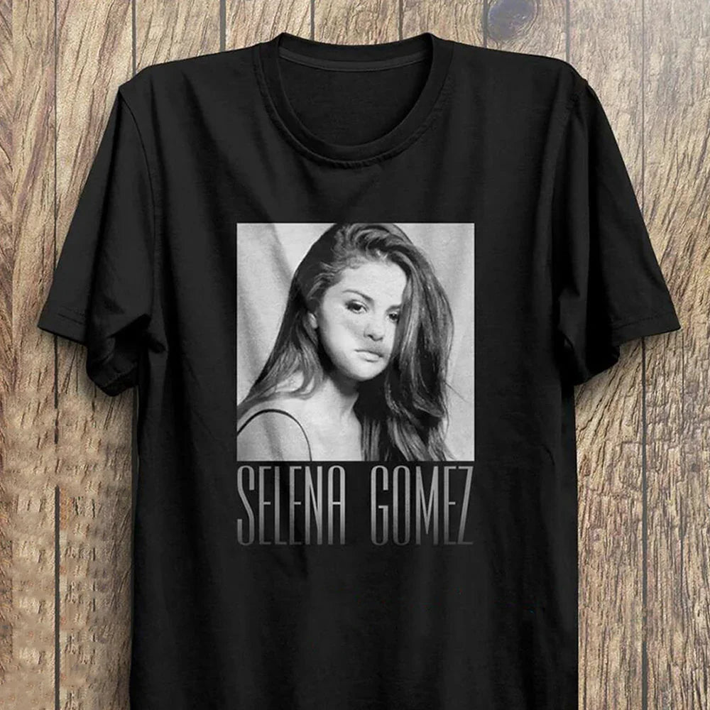Camiseta Básica Selena Gomez Black and White - preto