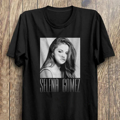 Camiseta Básica Selena Gomez Black and White - preto