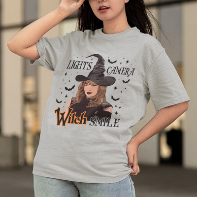 Camiseta Básica Halloween Taylor Swift Witch Smile