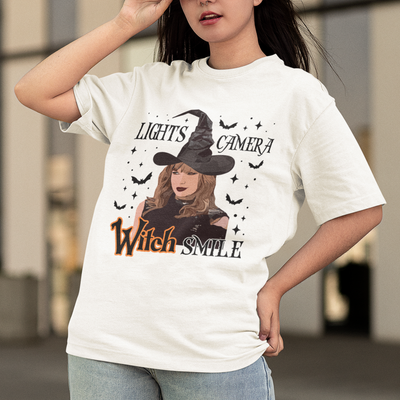 Camiseta Básica Halloween Taylor Swift Witch Smile