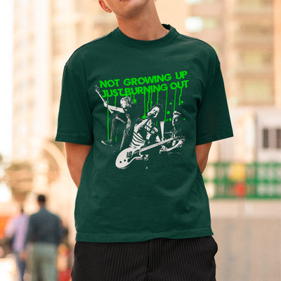 Camiseta Básica Not Growing Up Just Burning Out Green Day