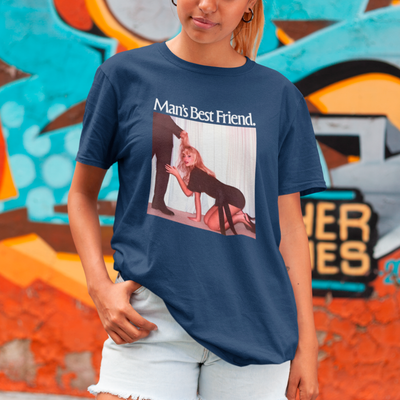 Camiseta Básica Sabrina Carpenter Man's Best Friend