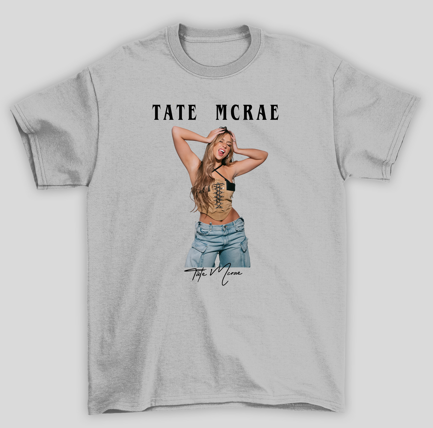 Camiseta Básica Tate McRae Pose Photo- cinza