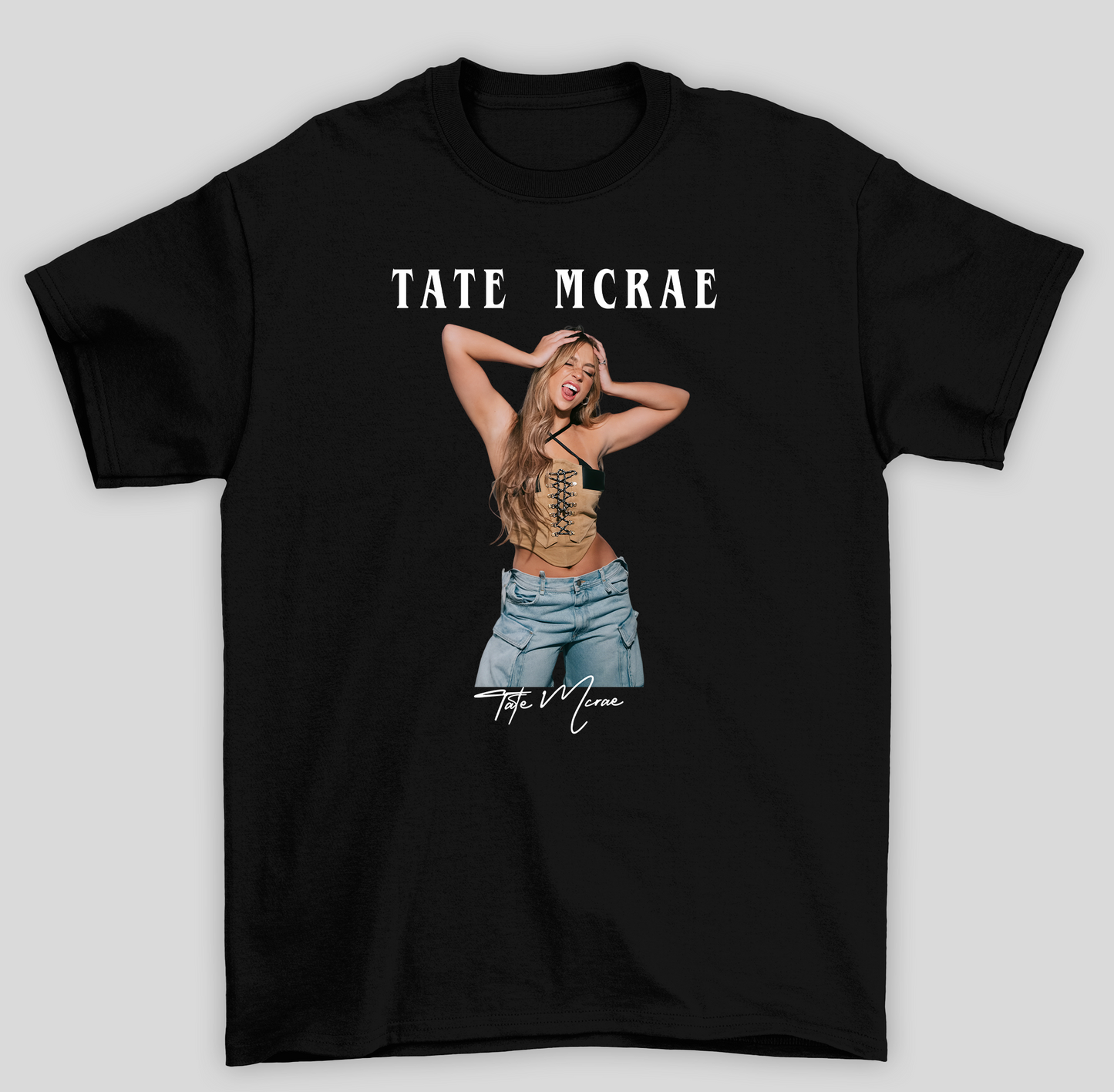 Camiseta Básica Tate McRae Pose Photo- preto