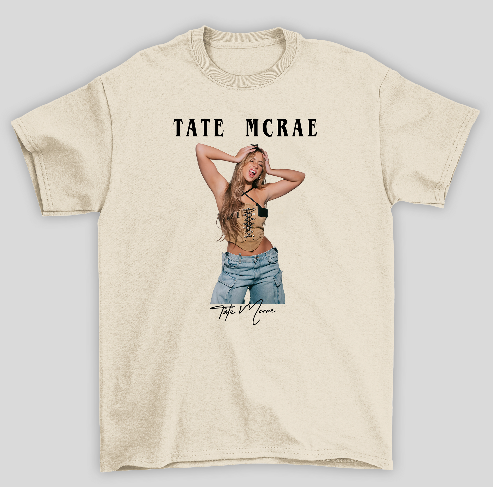 Camiseta Básica Tate McRae Pose Photo- pérola