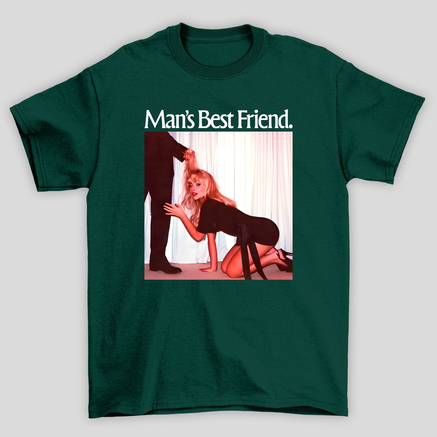 Camiseta Básica Sabrina Carpenter Man's Best Friend