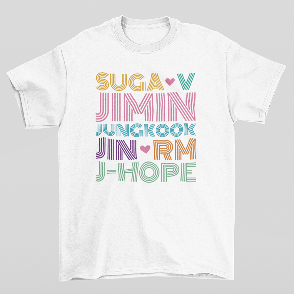 camiseta básica bts com nomes dos integrantes coloridos- Branco