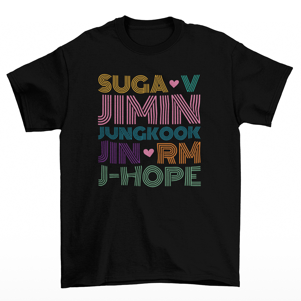 camiseta básica bts com nomes dos integrantes coloridos- Preto