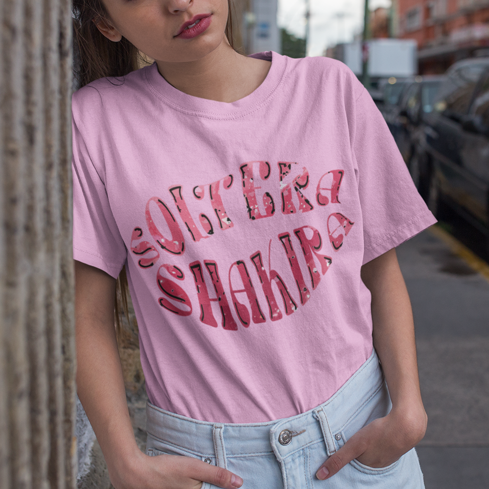 Camiseta Básica Shakira Letter Soltera- rosa bebe