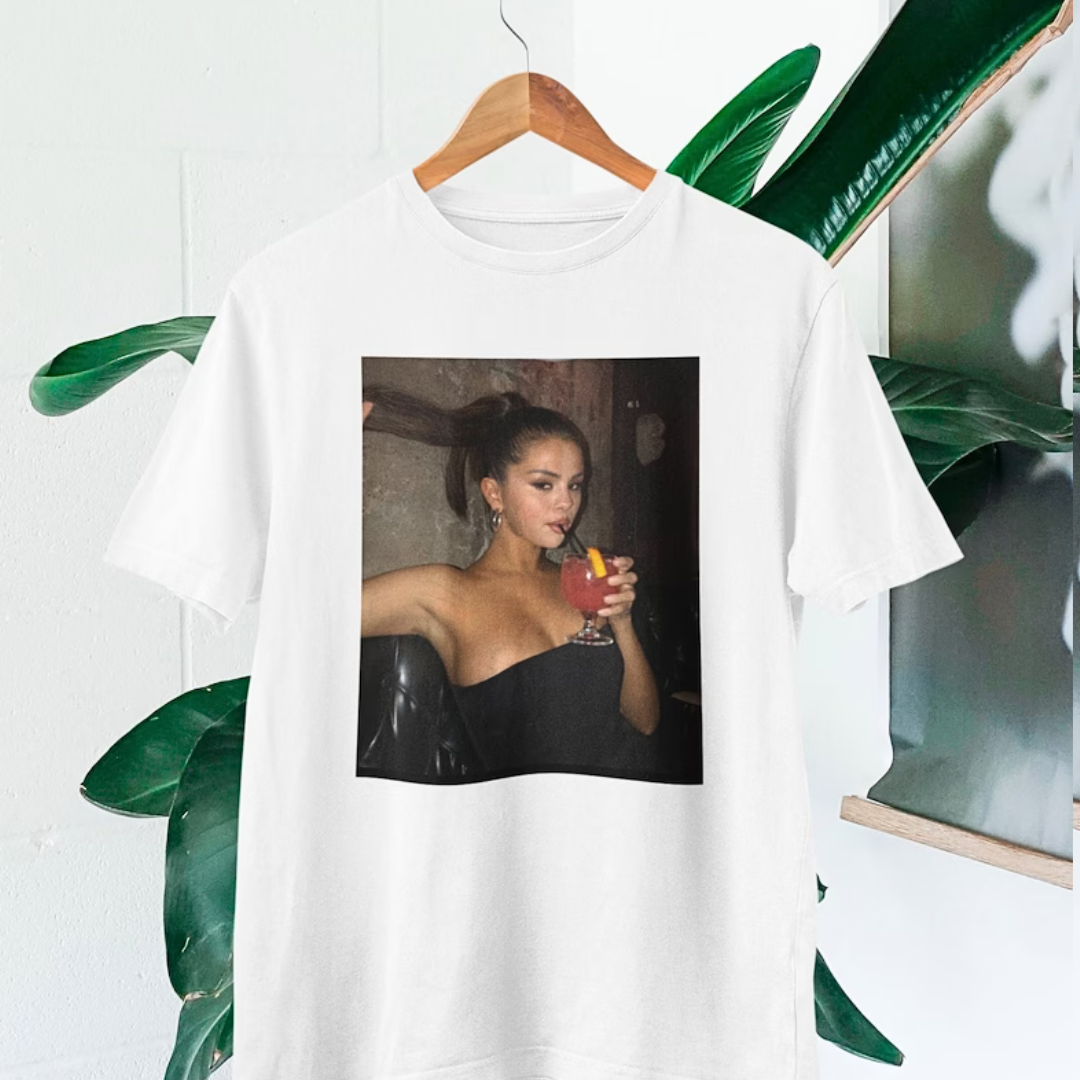 Camiseta Básica Selena Gomez Drink - branco