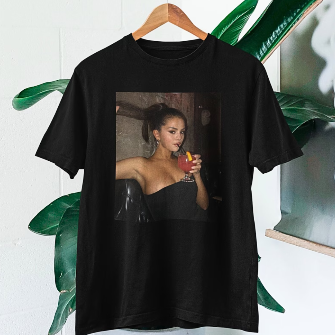 Camiseta Básica Selena Gomez Drink - preto