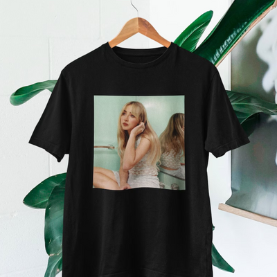 Camiseta Básica Sabrina Carpenter Photo