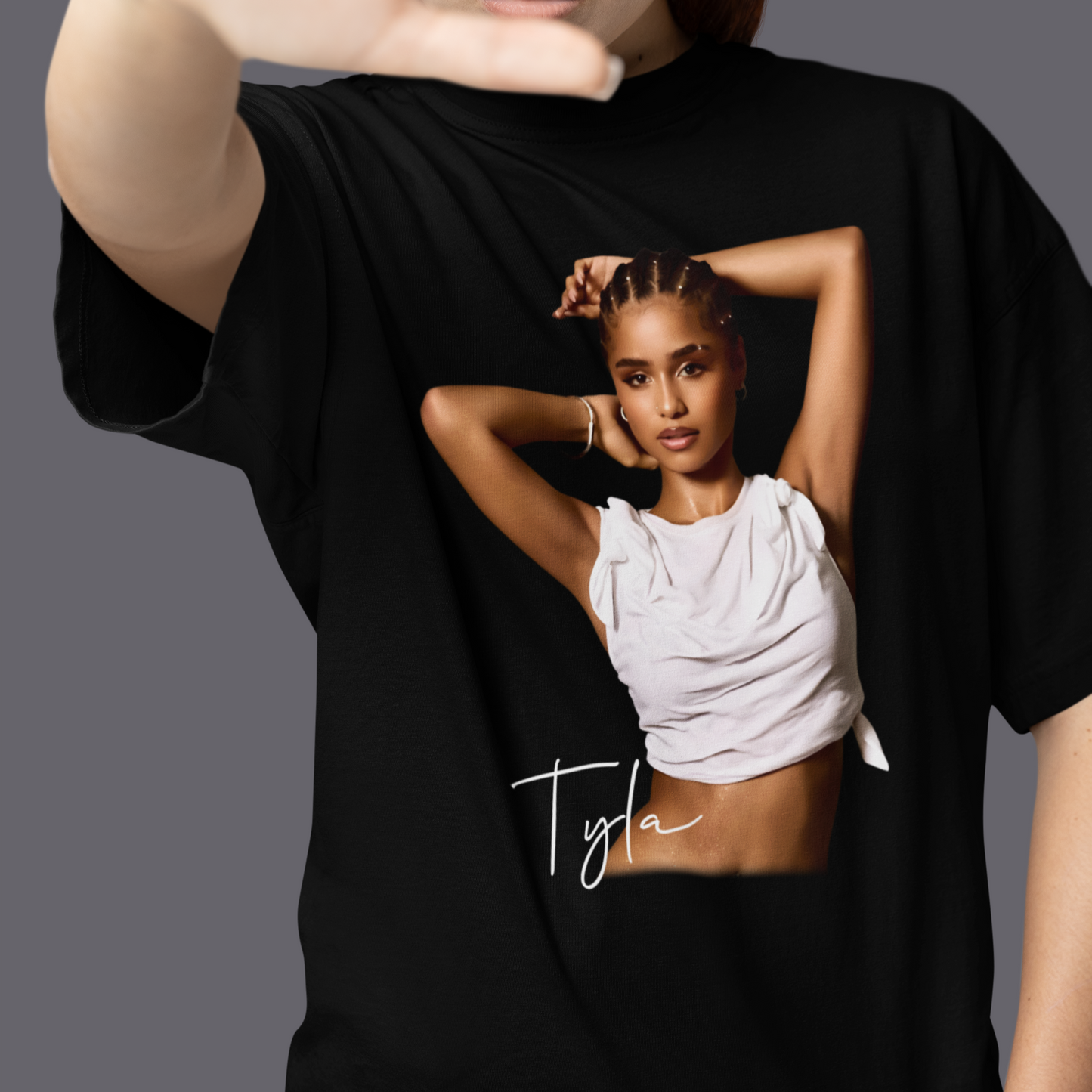 Camiseta Básica Tyla Merch Pose