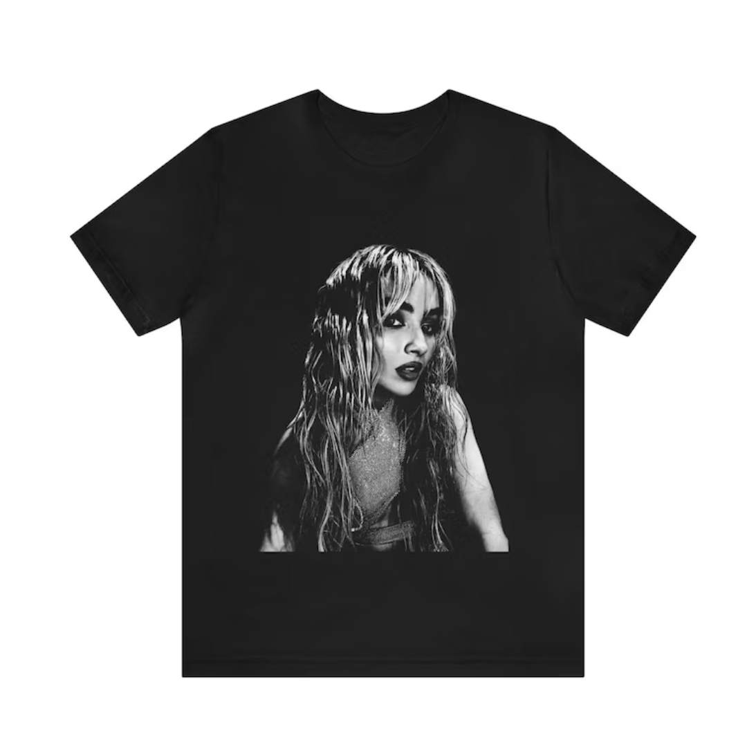 Camiseta Básica Sabrina Carpenter B&W Preto