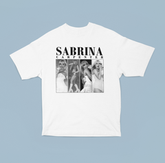 Camiseta Básica Sabrina Carpenter Collab P&B