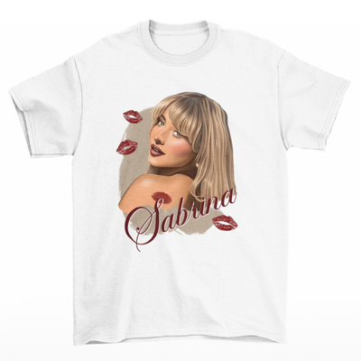 Camiseta Básica Sabrina Carpenter Illustrated