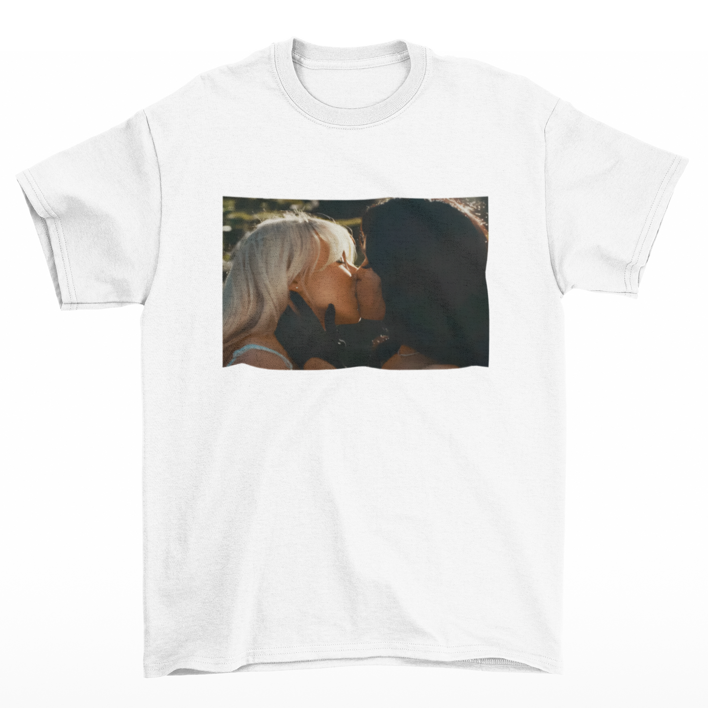 Camiseta Básica Sabrina Carpenter Kiss