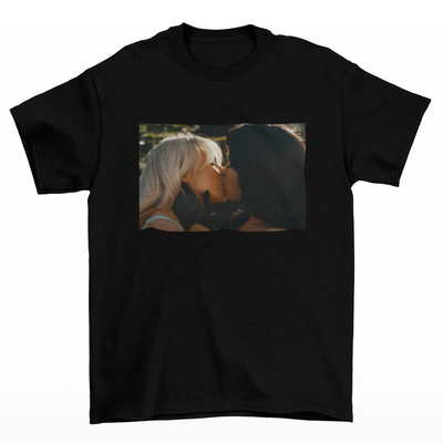 Camiseta Básica Sabrina Carpenter Kiss