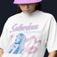 Camiseta Básica Sabrina Carpenter New Song-BRANCO