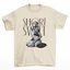 Camiseta Básica Sabrina Carpenter P&B Vintage-PEROLA