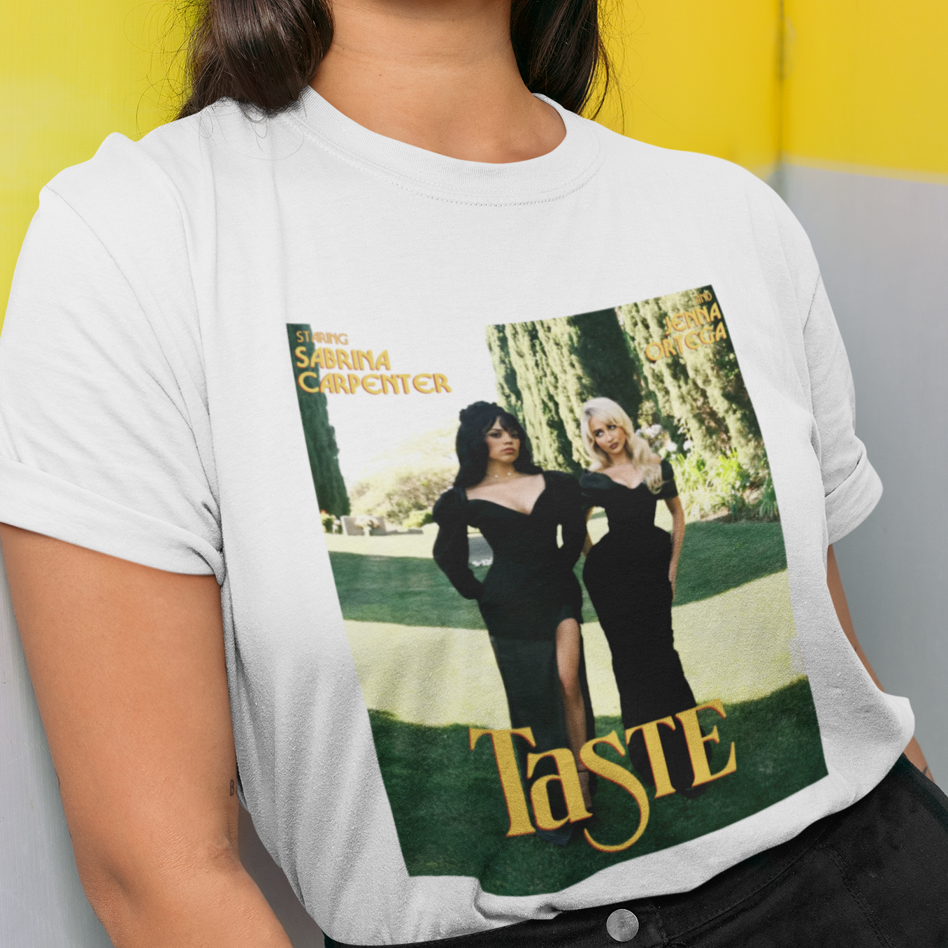 Camiseta Básica Sabrina Carpenter Taste Video-BRANCO