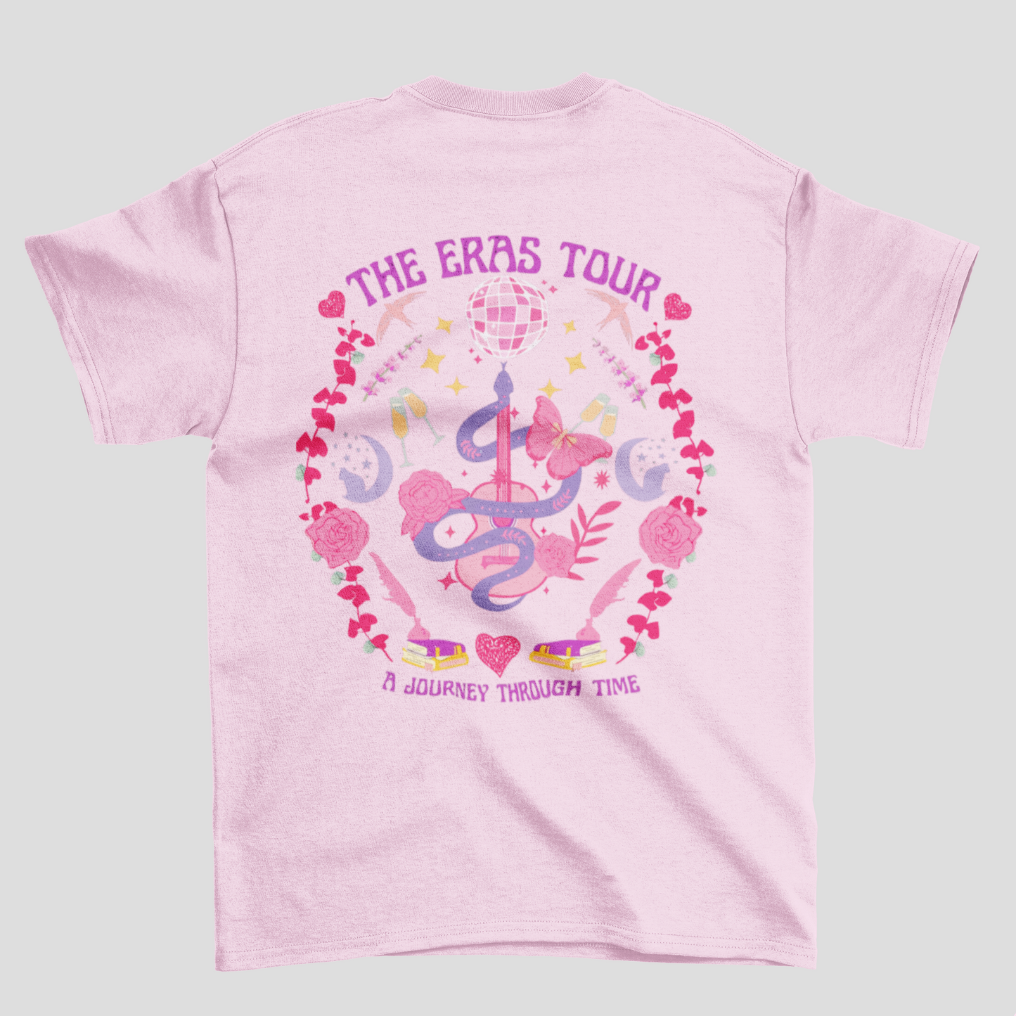 Camiseta Básica Taylor Swift A Journey Through Time- rosa bebe